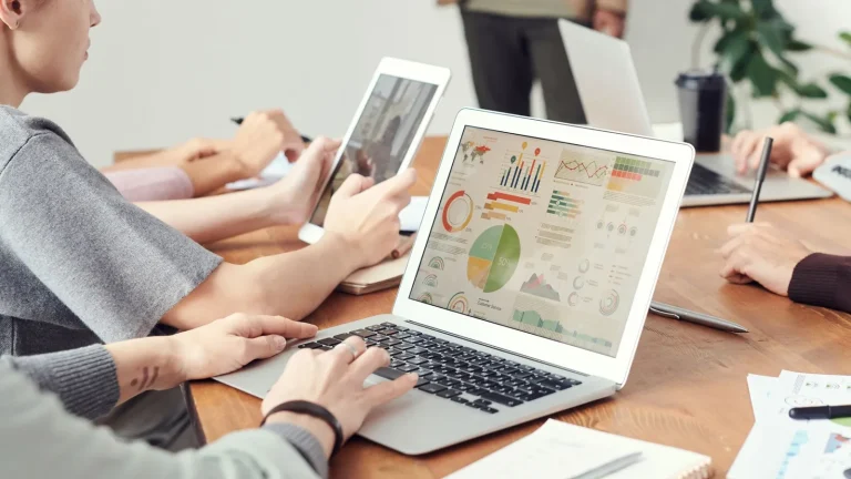 Equipo de recursos humanos trabajando con software, datos y automatización