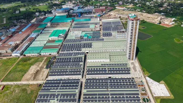 Industria sostenible con energía solar e innovación verde
