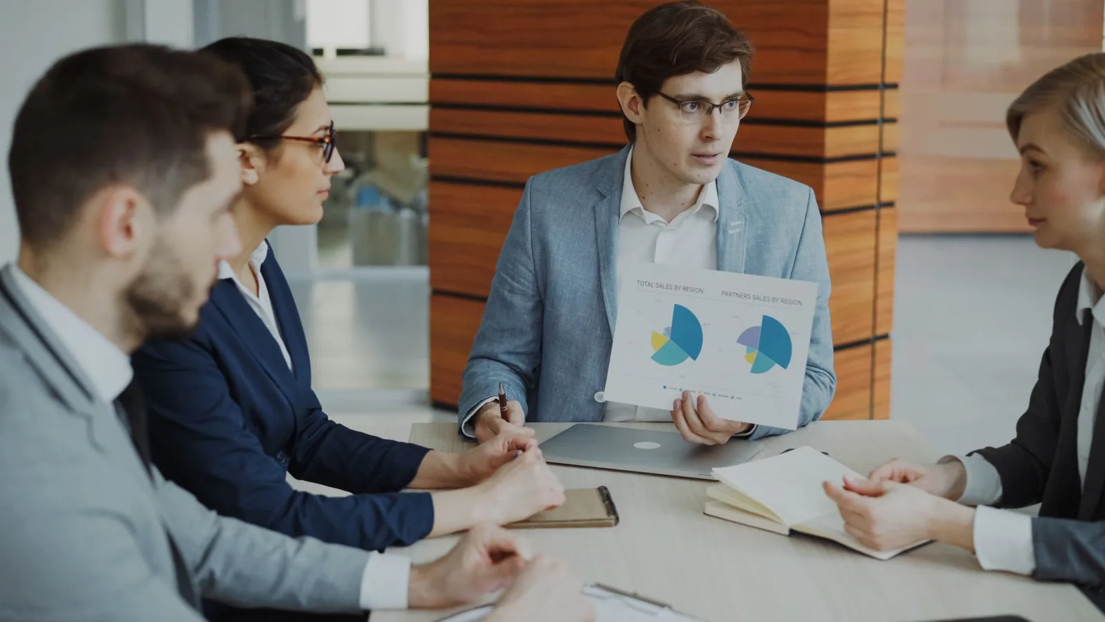 Equipo comercial analizando ventas y datos de CRM