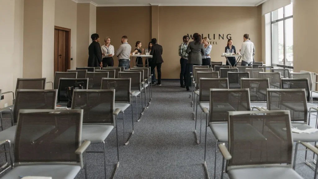 Startups, inversores y corporaciones haciendo networking en un evento empresarial