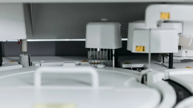 Tecnología médica y equipamiento de laboratorio para innovación sanitaria