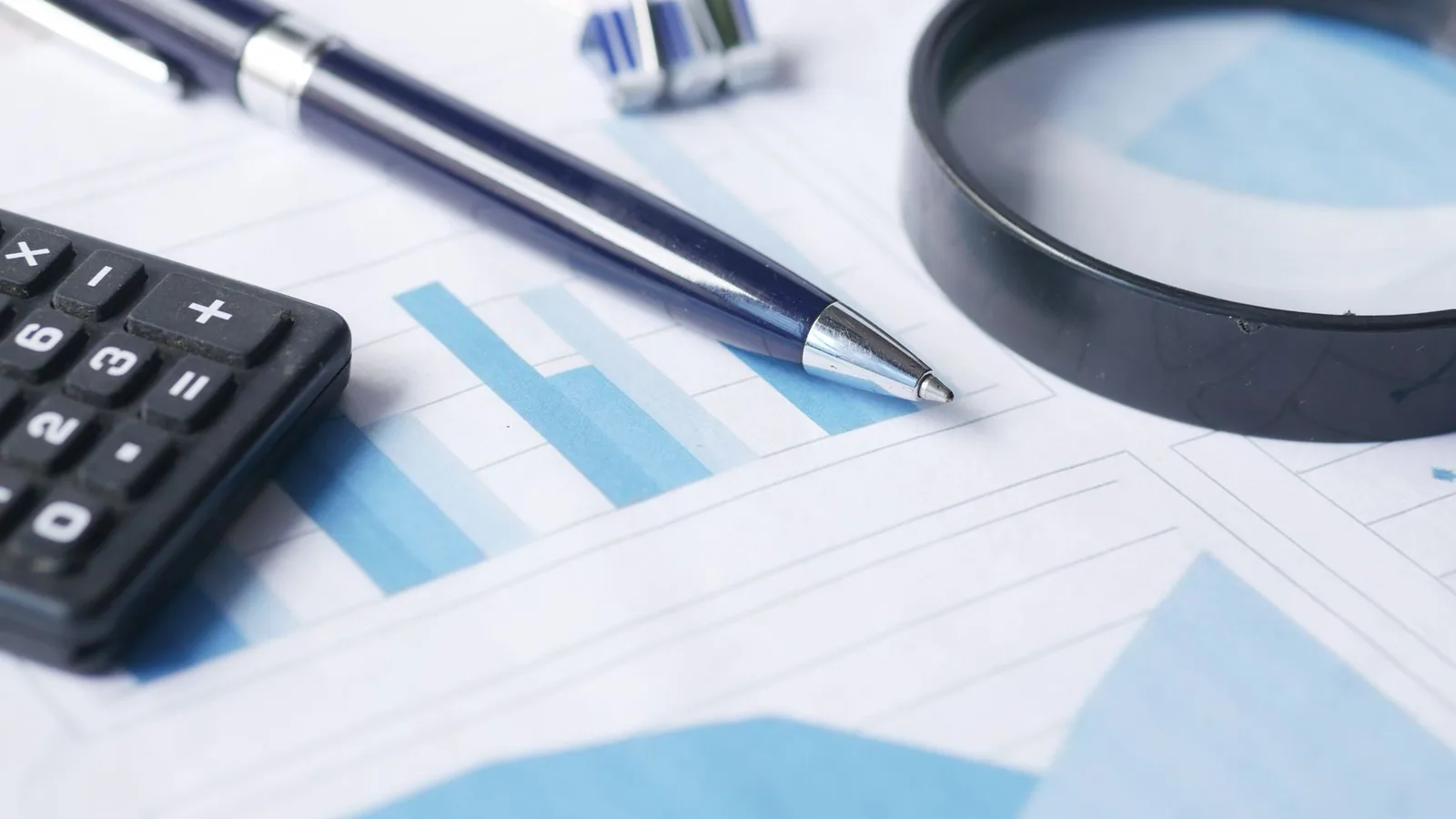 Auditoría financiera y revisión automatizada de documentos