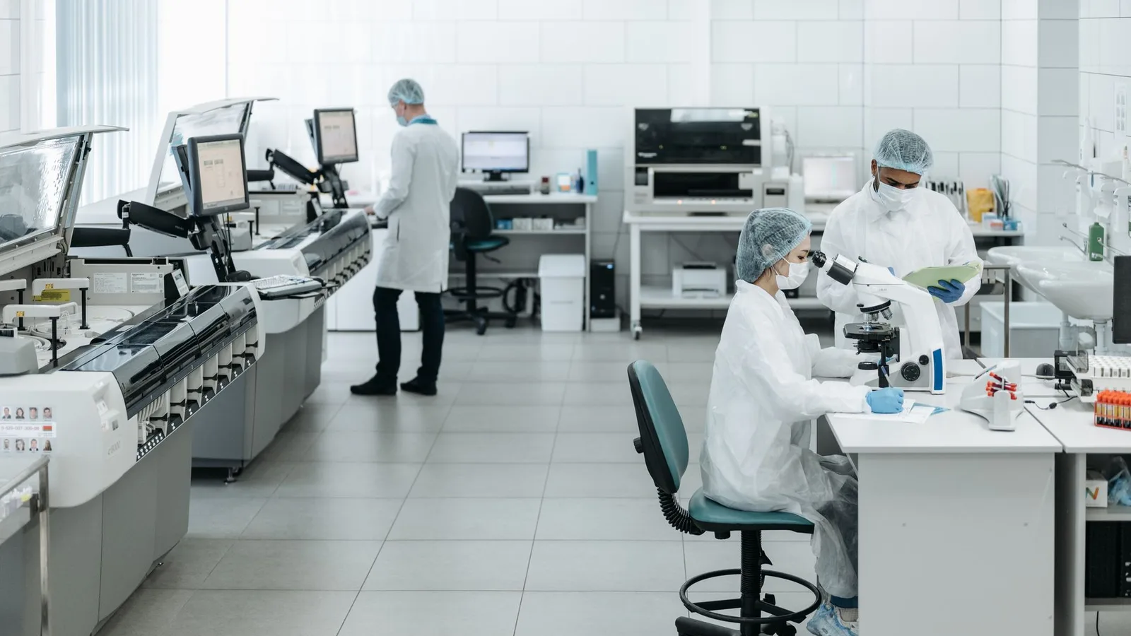 Investigadores trabajando en biotecnología y ciencias de la vida