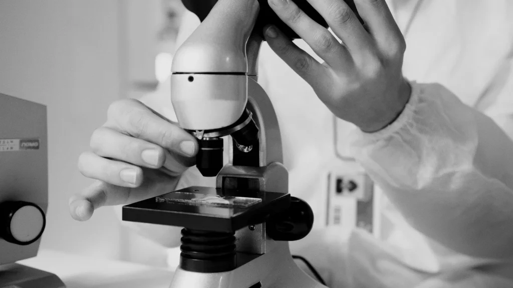 Startup deeptech desarrollando tecnología avanzada en laboratorio