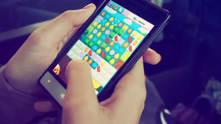 Estudio de videojuegos móviles desarrollando nuevos títulos