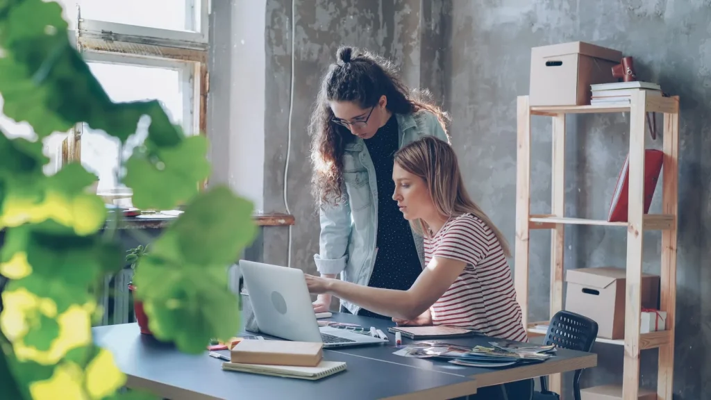 Equipo emprendedor trabajando en un proyecto tecnológico innovador
