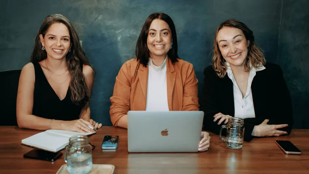 Emprendedoras tecnológicas trabajando en una startup