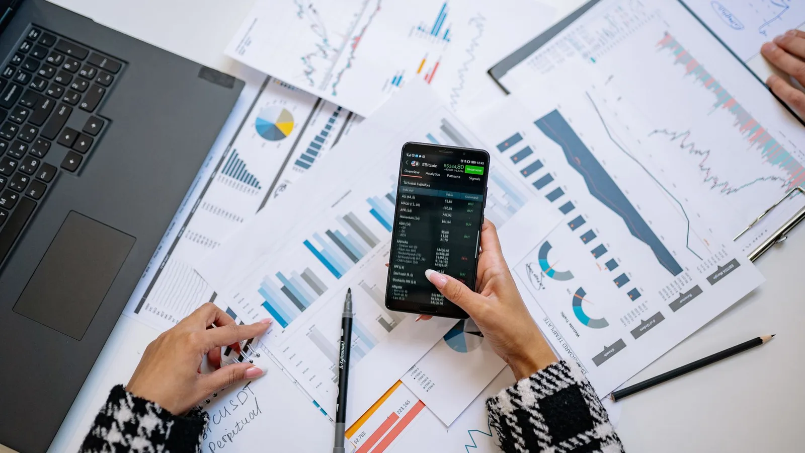 Profesionales analizando datos financieros y de cumplimiento