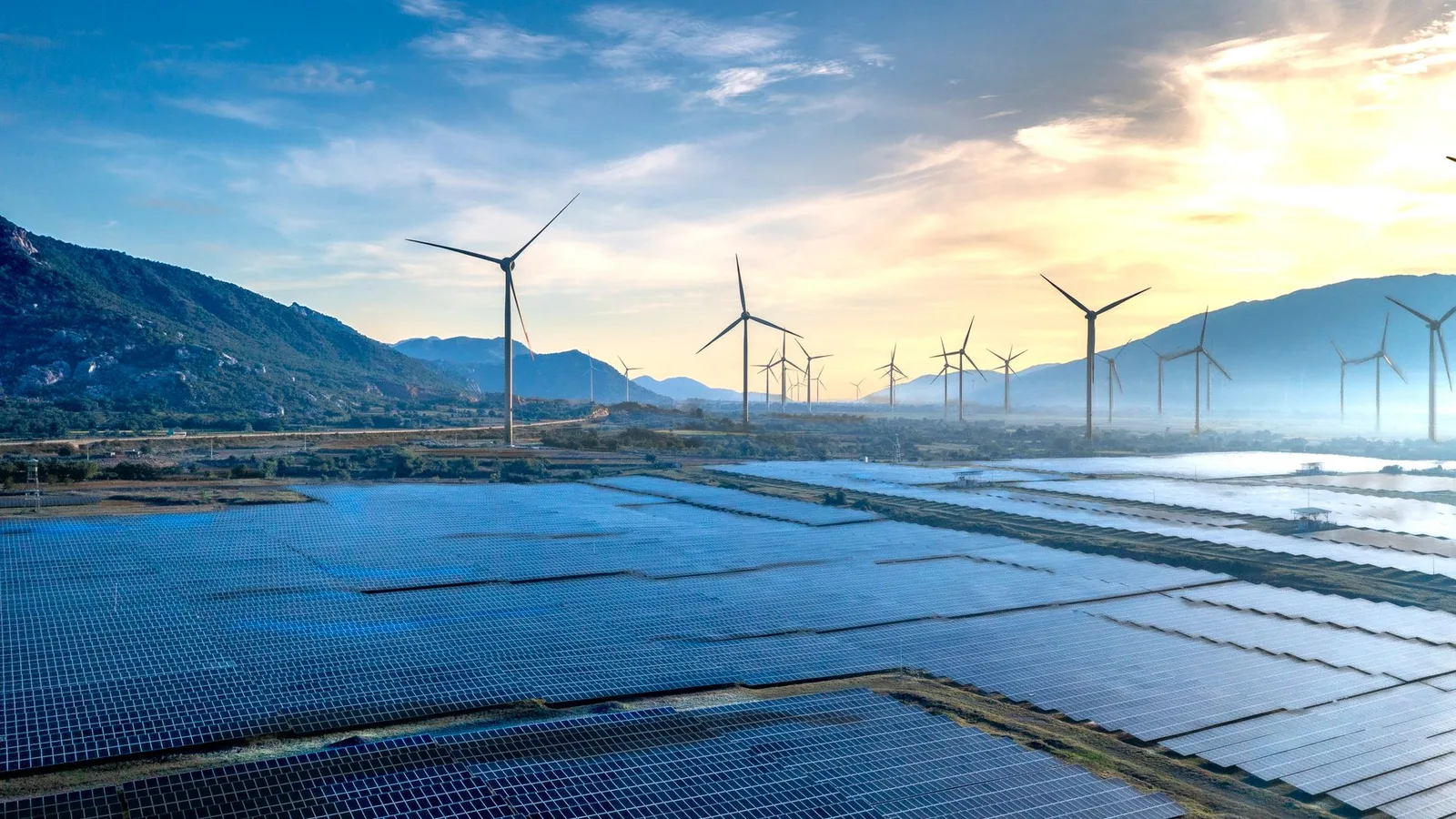 Energía renovable, paneles solares y aerogeneradores