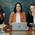 Fundadoras y emprendedoras trabajando en una startup tecnológica