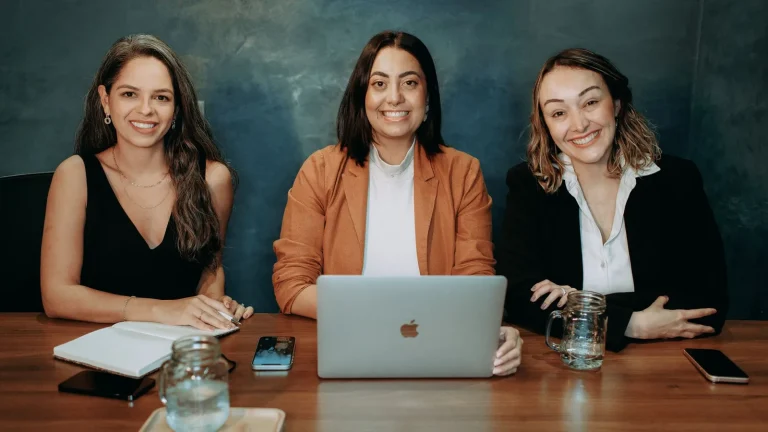 Fundadoras y emprendedoras trabajando en una startup tecnológica