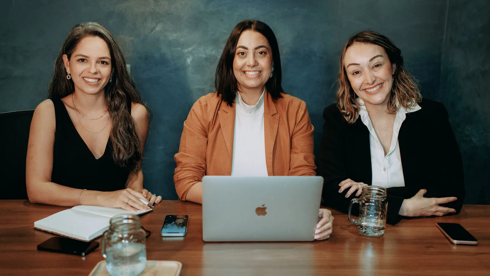 Fundadoras y emprendedoras trabajando en una startup tecnológica