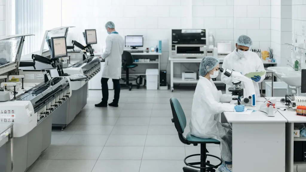Equipo científico trabajando en un laboratorio de innovación tecnológica