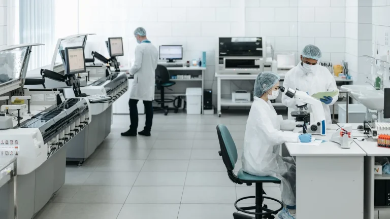 Equipo científico trabajando en un laboratorio de innovación tecnológica