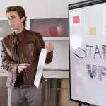 Emprendedor presentando una startup ante inversores privados
