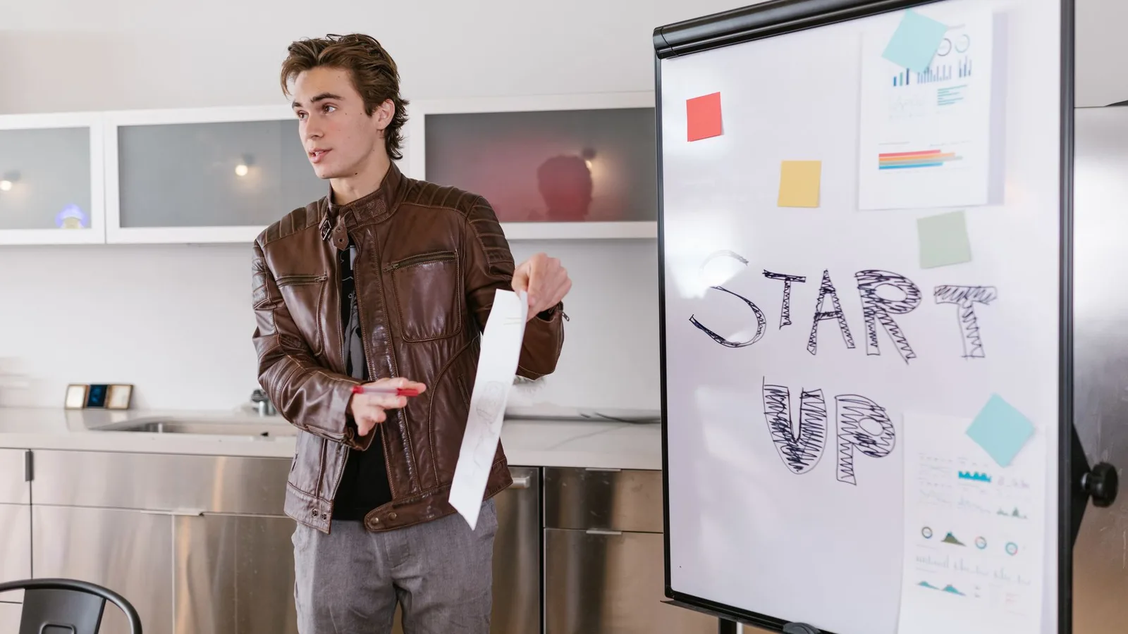 Emprendedor presentando una startup ante inversores privados