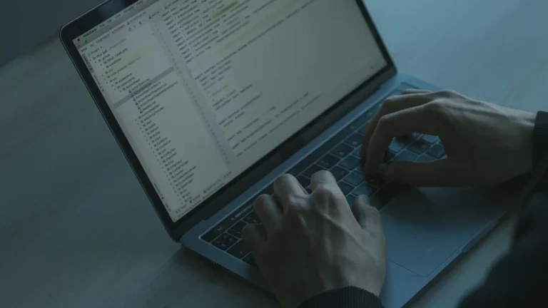 Programación y ciberseguridad para controlar agentes de inteligencia artificial