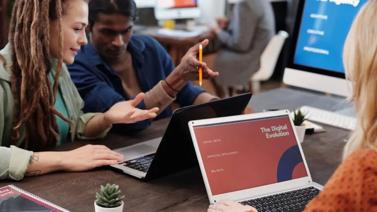 Equipo tecnológico trabajando en inteligencia artificial y producto digital