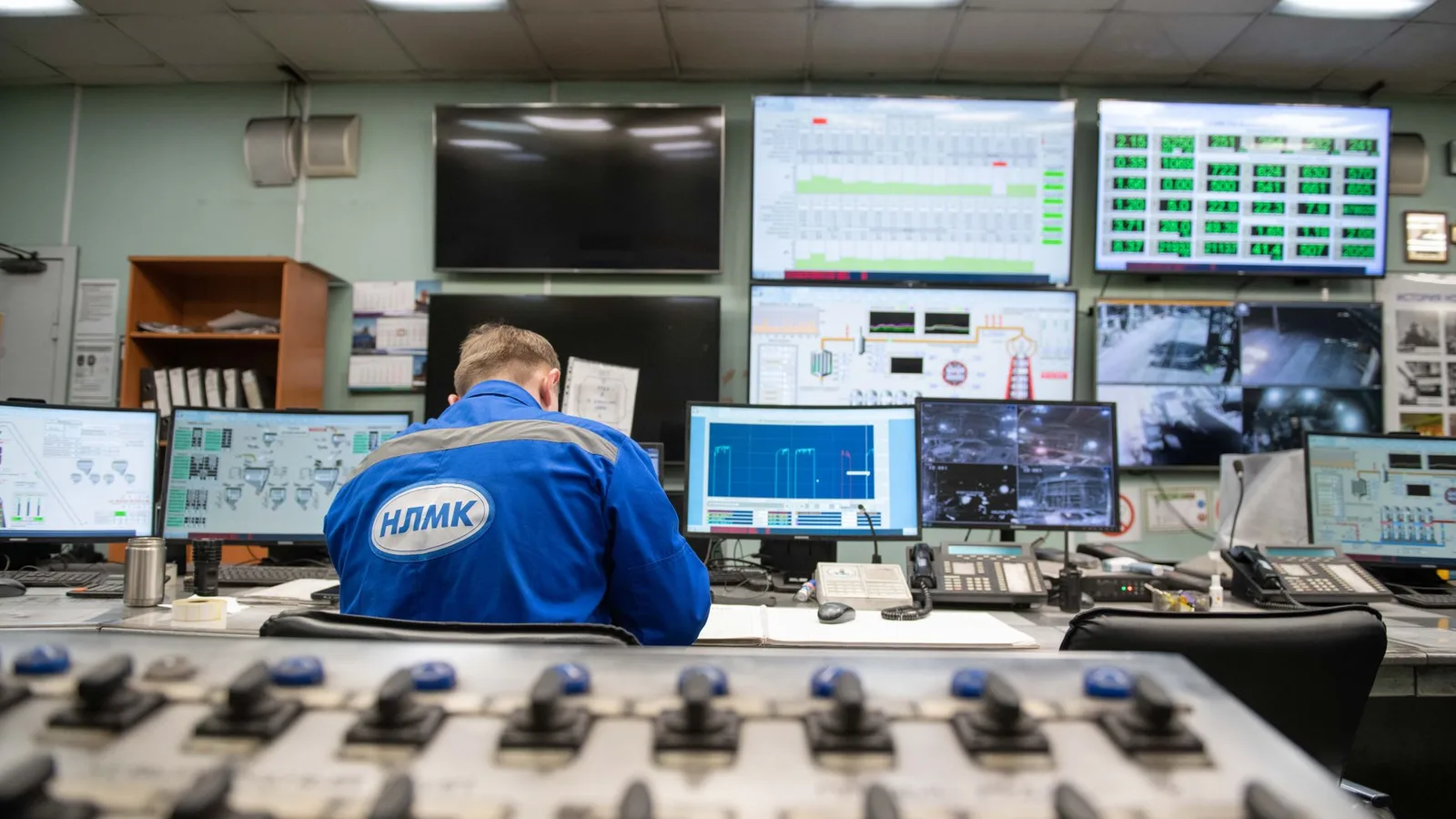 Ingeniero analizando datos en una sala de control industrial
