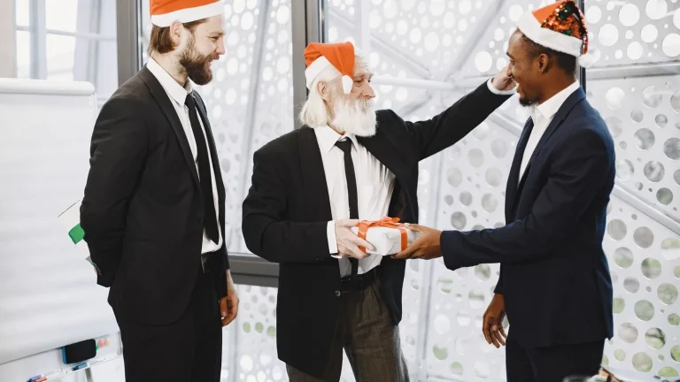 Regalos corporativos y beneficios para empleados dentro de una empresa