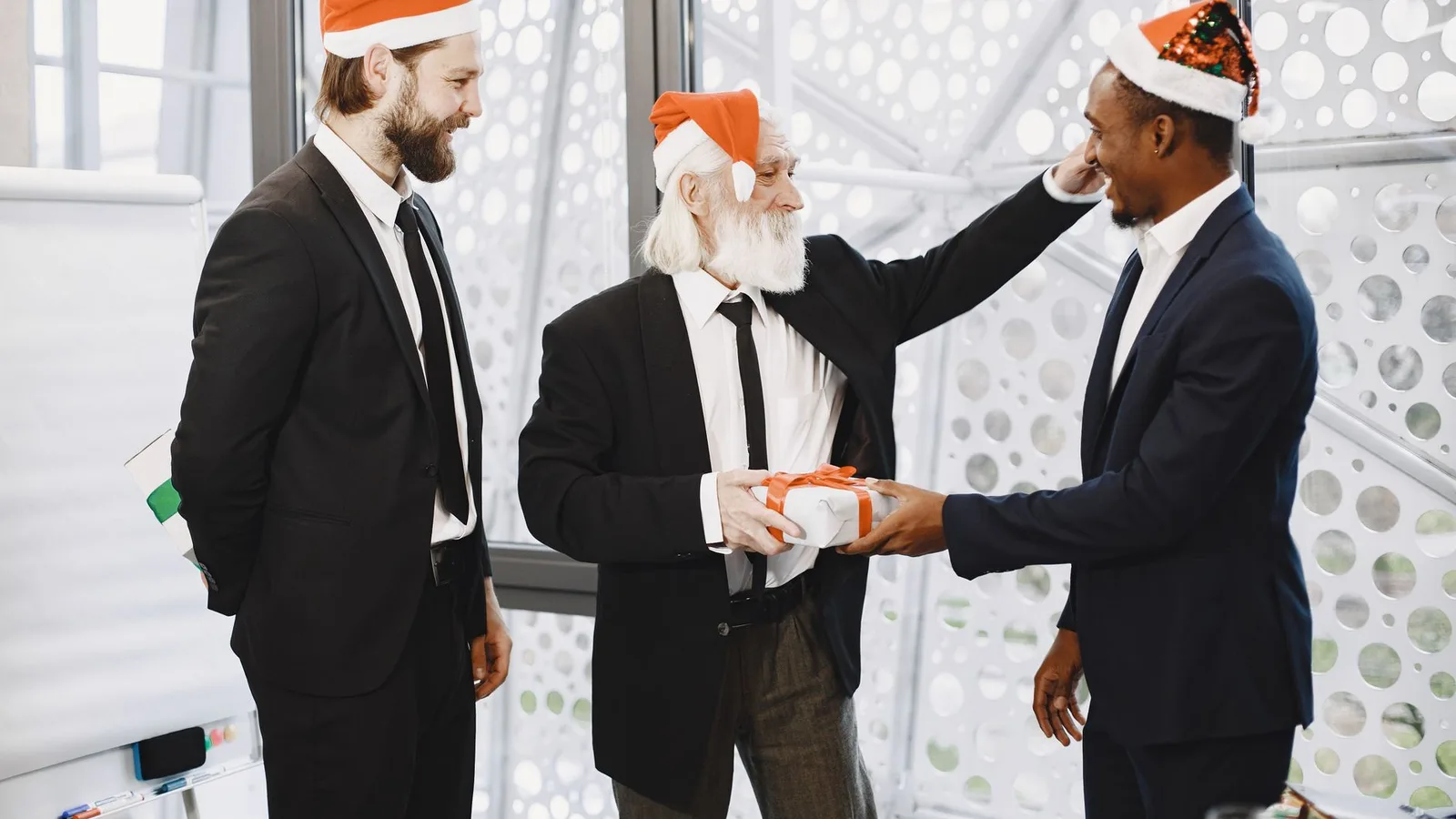 Regalos corporativos y beneficios para empleados dentro de una empresa