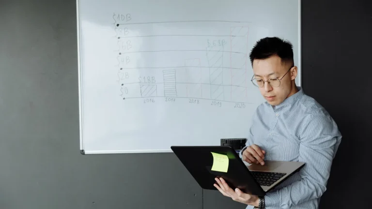 Emprendedor revisando opciones de financiación y ayudas para su startup