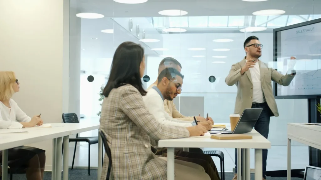 Startups, inversores y corporaciones participando en una sesión de pitch