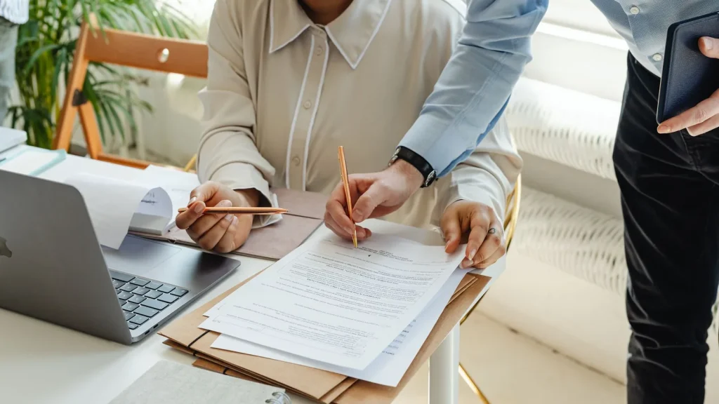 Fundadores revisando un term sheet y condiciones de inversión