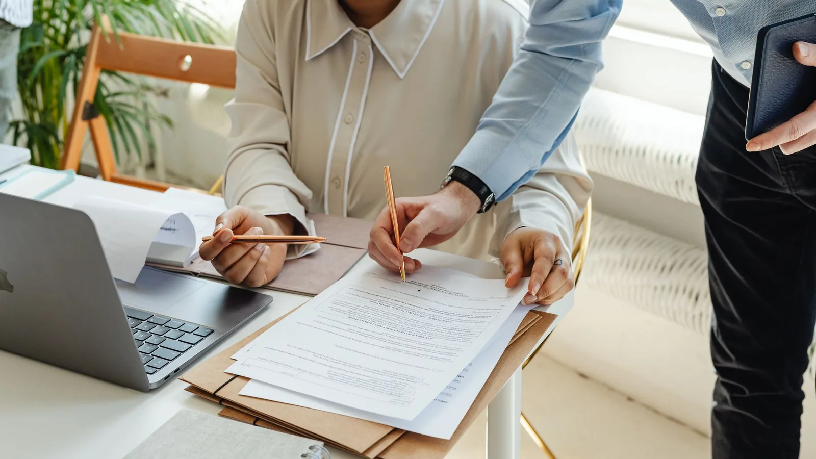 Fundadores revisando un term sheet y condiciones de inversión