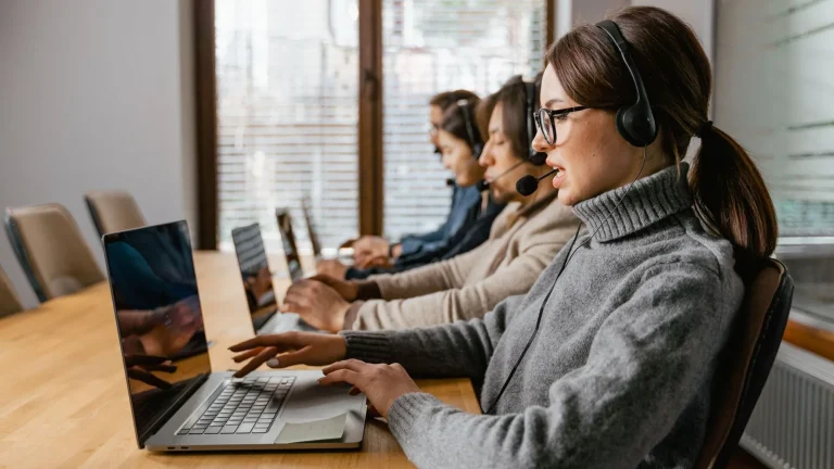 Equipo comercial utilizando software y automatización en oficina