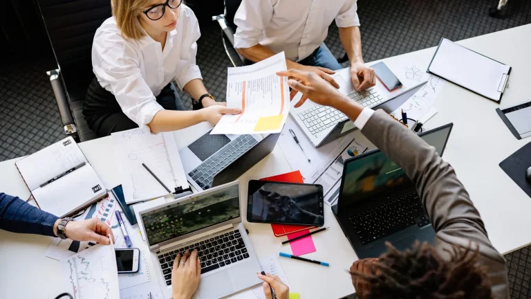 Equipo emprendedor colaborando en un proyecto de startup