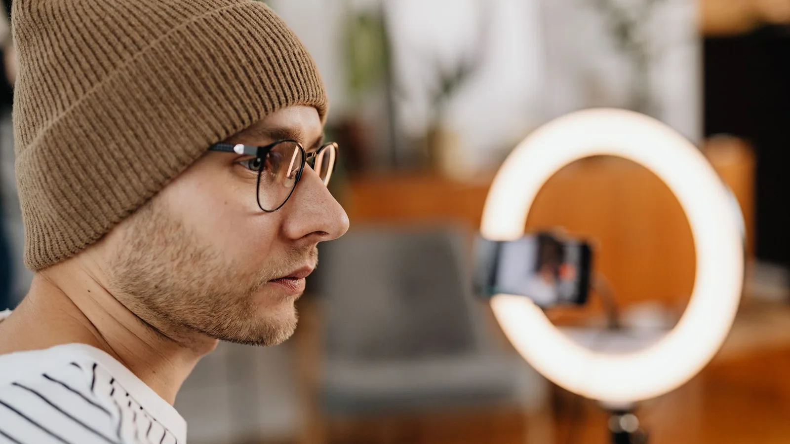 Creador de contenido trabajando con smartphone para Affinity Labs