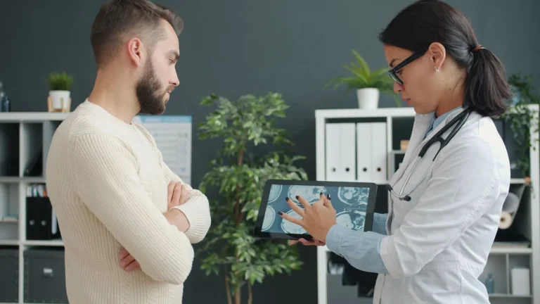 Profesional sanitario utilizando tecnología digital para cribado infantil