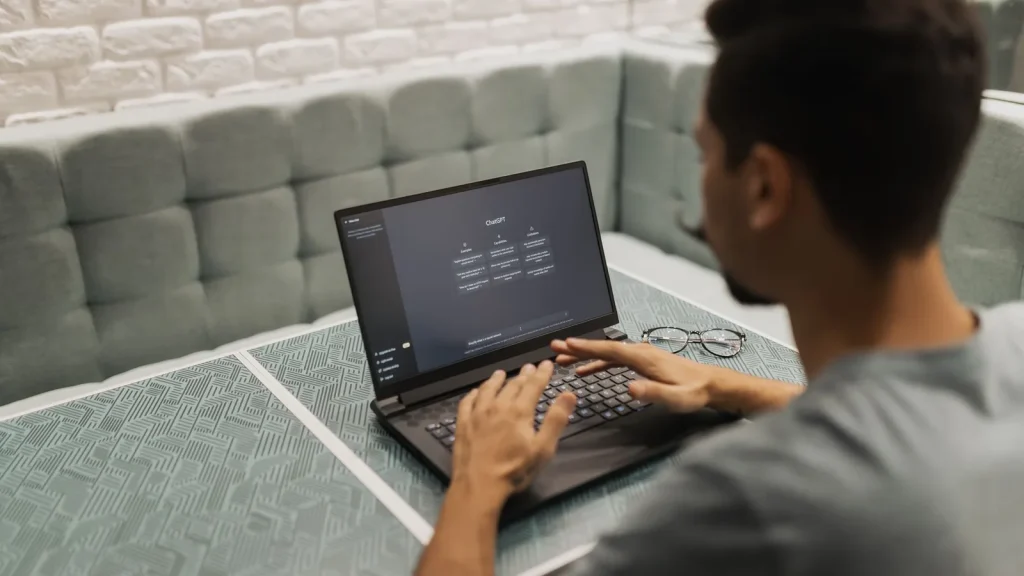 Profesional trabajando con inteligencia artificial para la noticia sobre Ambi