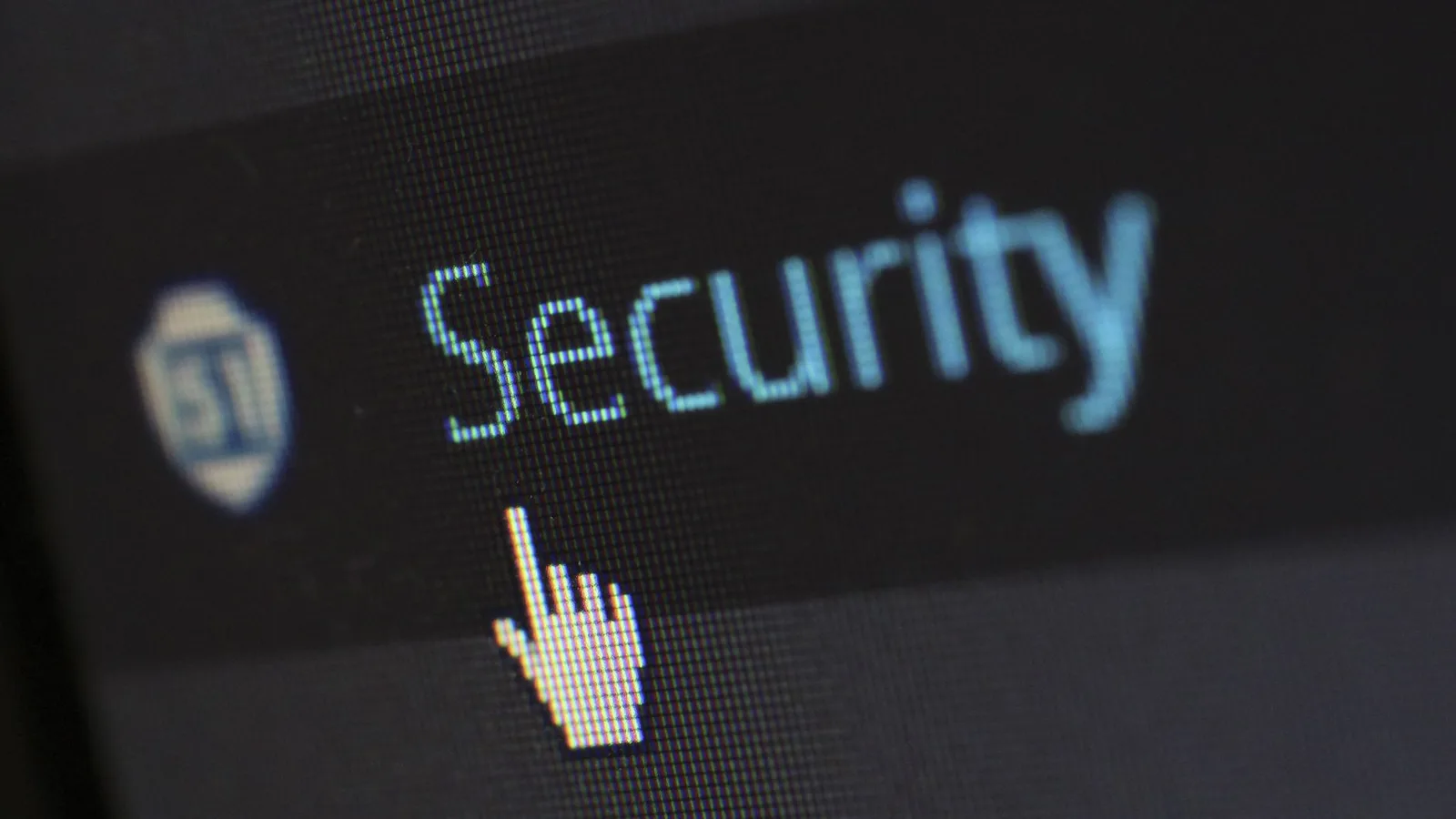 Equipo de ciberseguridad analizando ataques y vulnerabilidades con inteligencia artificial