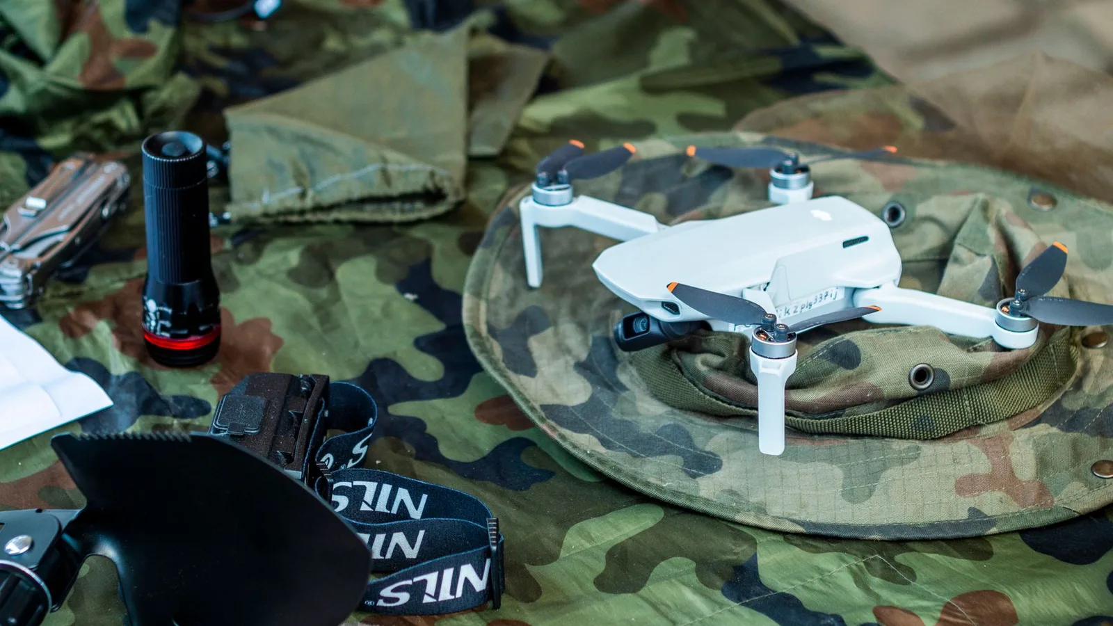 Dron sobre equipo militar para la noticia sobre Buntar Aerospace