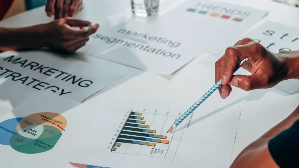 Equipo analizando datos de campañas y adquisición de clientes