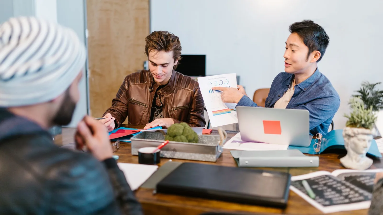 Equipo emprendedor colaborando en un proyecto de startup