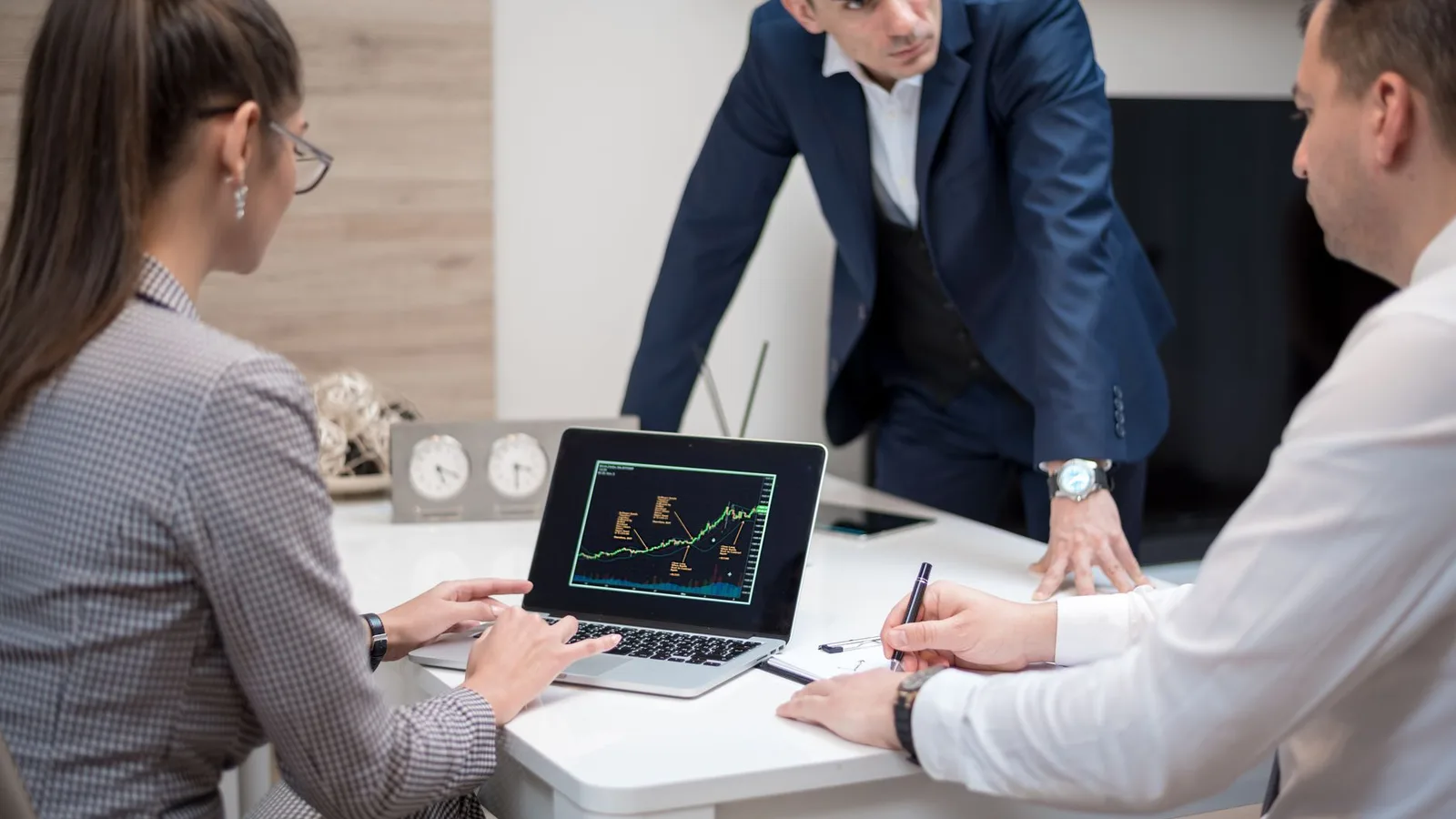 Equipo de startups analizando gestión, financiación y operaciones empresariales