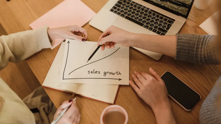 Equipo de startups analizando gestión, financiación y operaciones empresariales