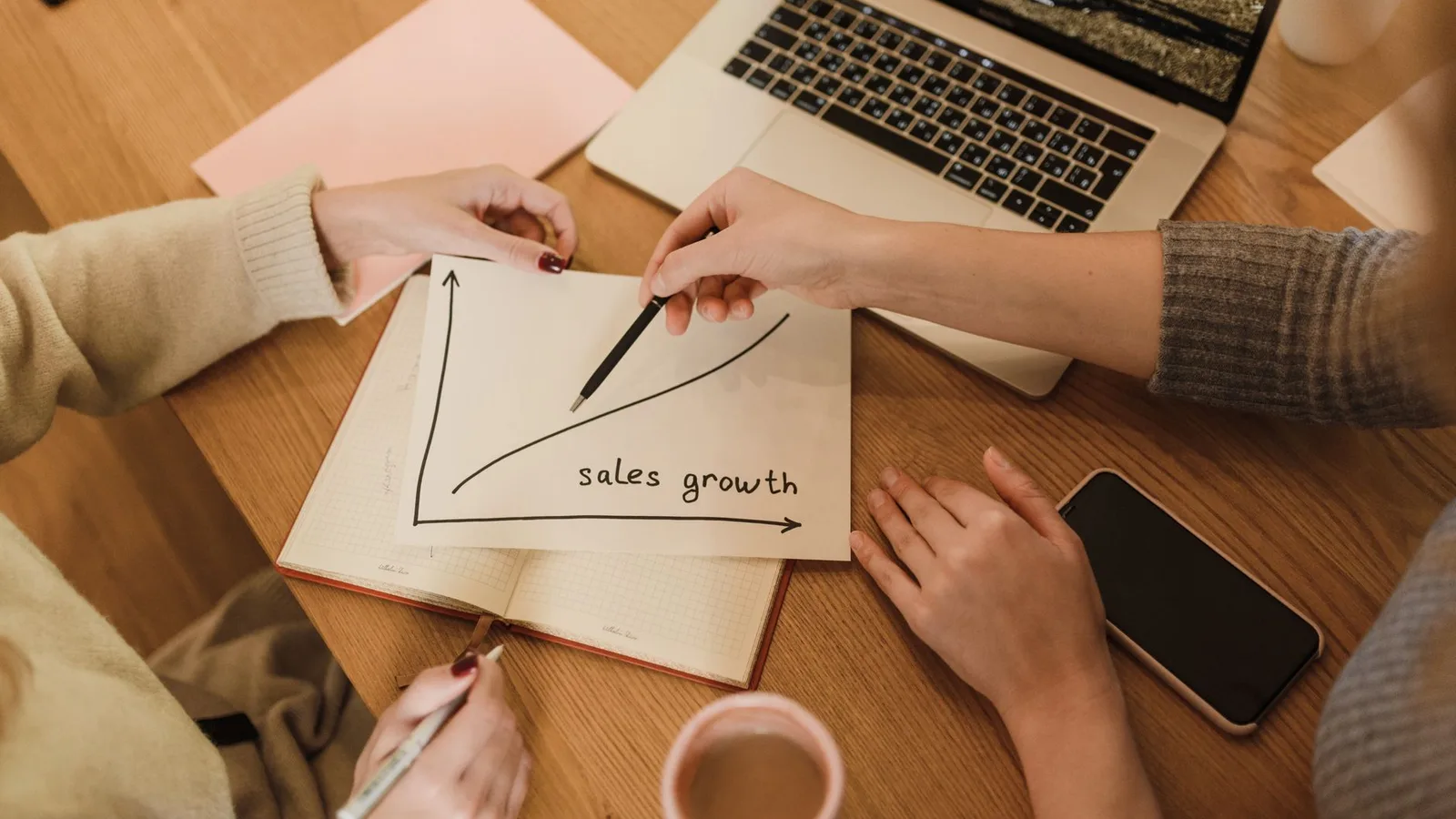 Equipo de startups analizando gestión, financiación y operaciones empresariales