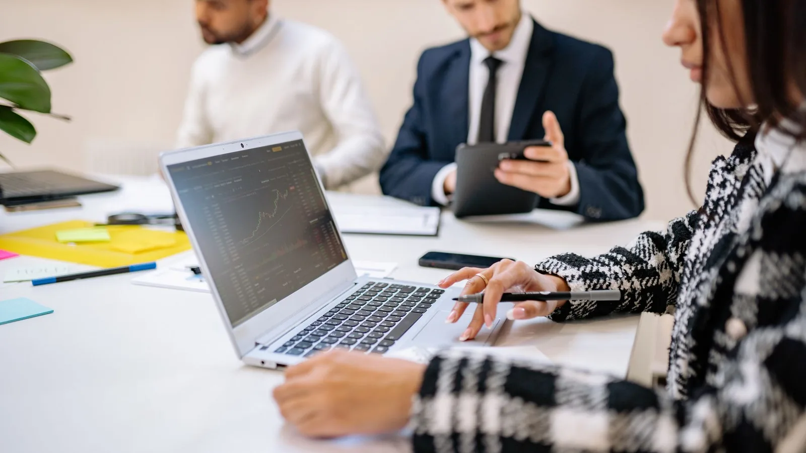 Equipo de startups analizando gestión, financiación y operaciones empresariales