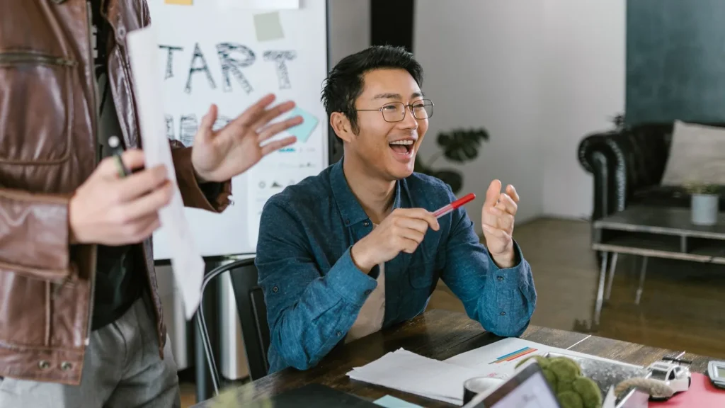 Equipo emprendedor colaborando en un proyecto de startup