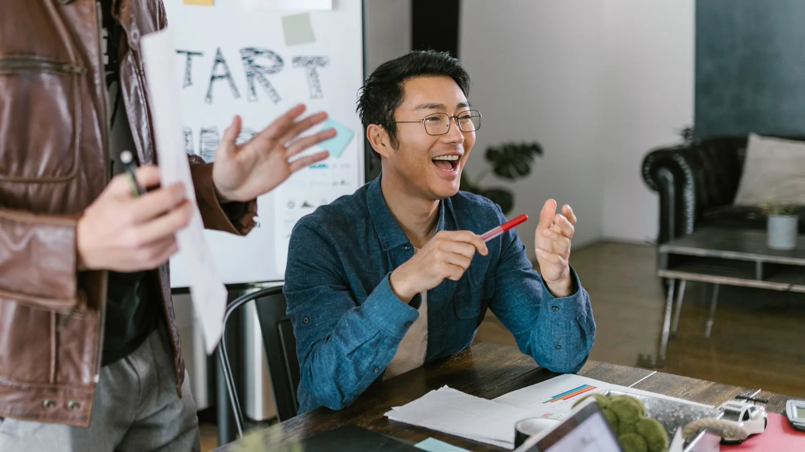 Equipo emprendedor colaborando en un proyecto de startup