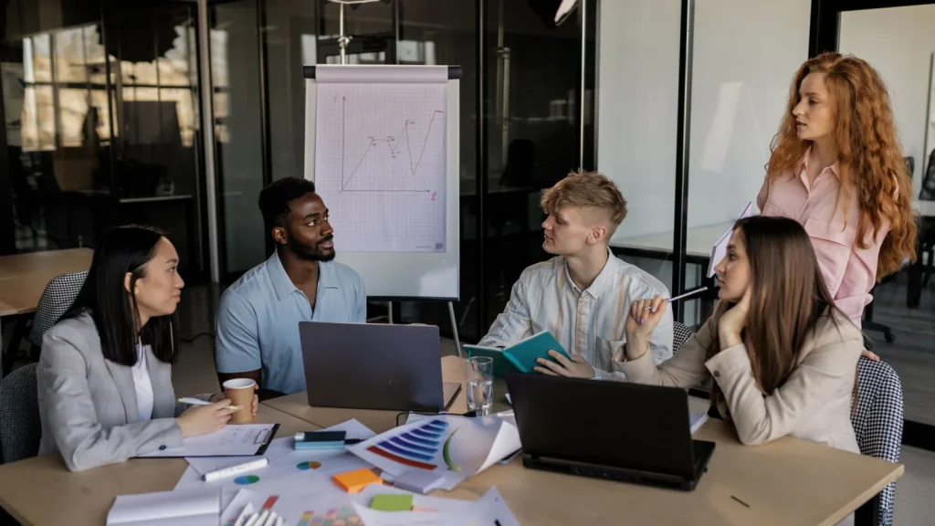 Equipo emprendedor colaborando en un proyecto de startup