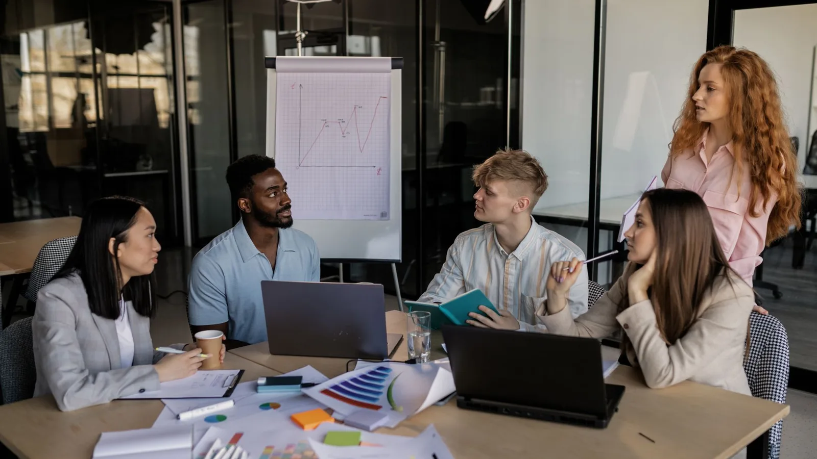 Equipo emprendedor colaborando en un proyecto de startup