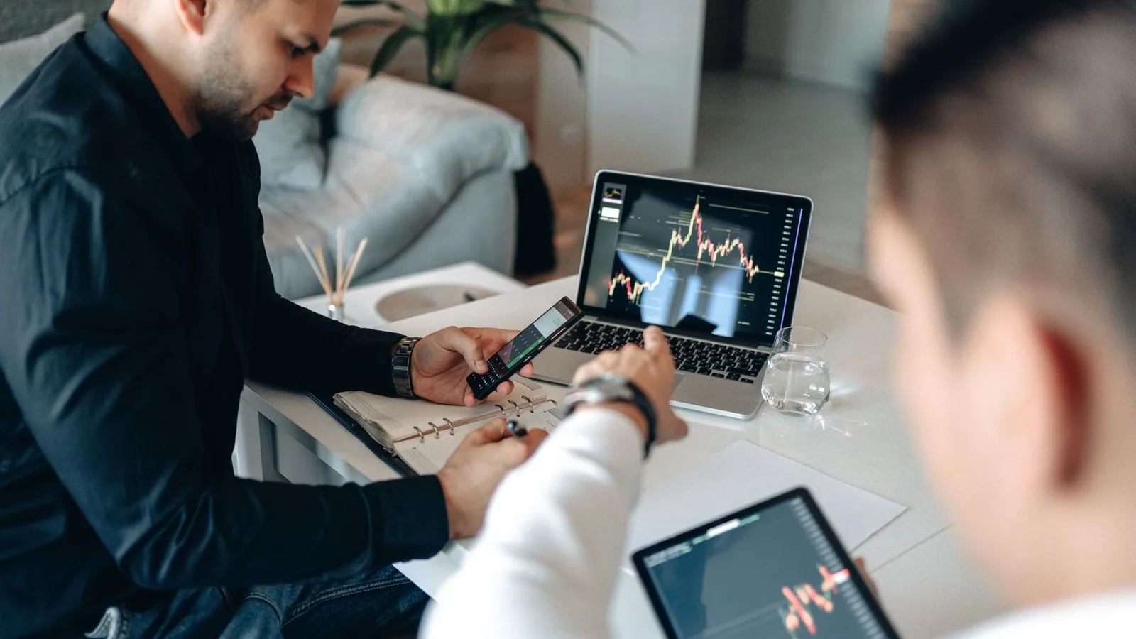 Equipo de startups analizando gestión, financiación y operaciones empresariales
