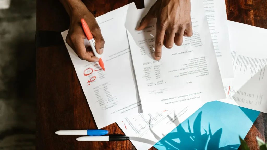 Revisión de documentación empresarial y formularios