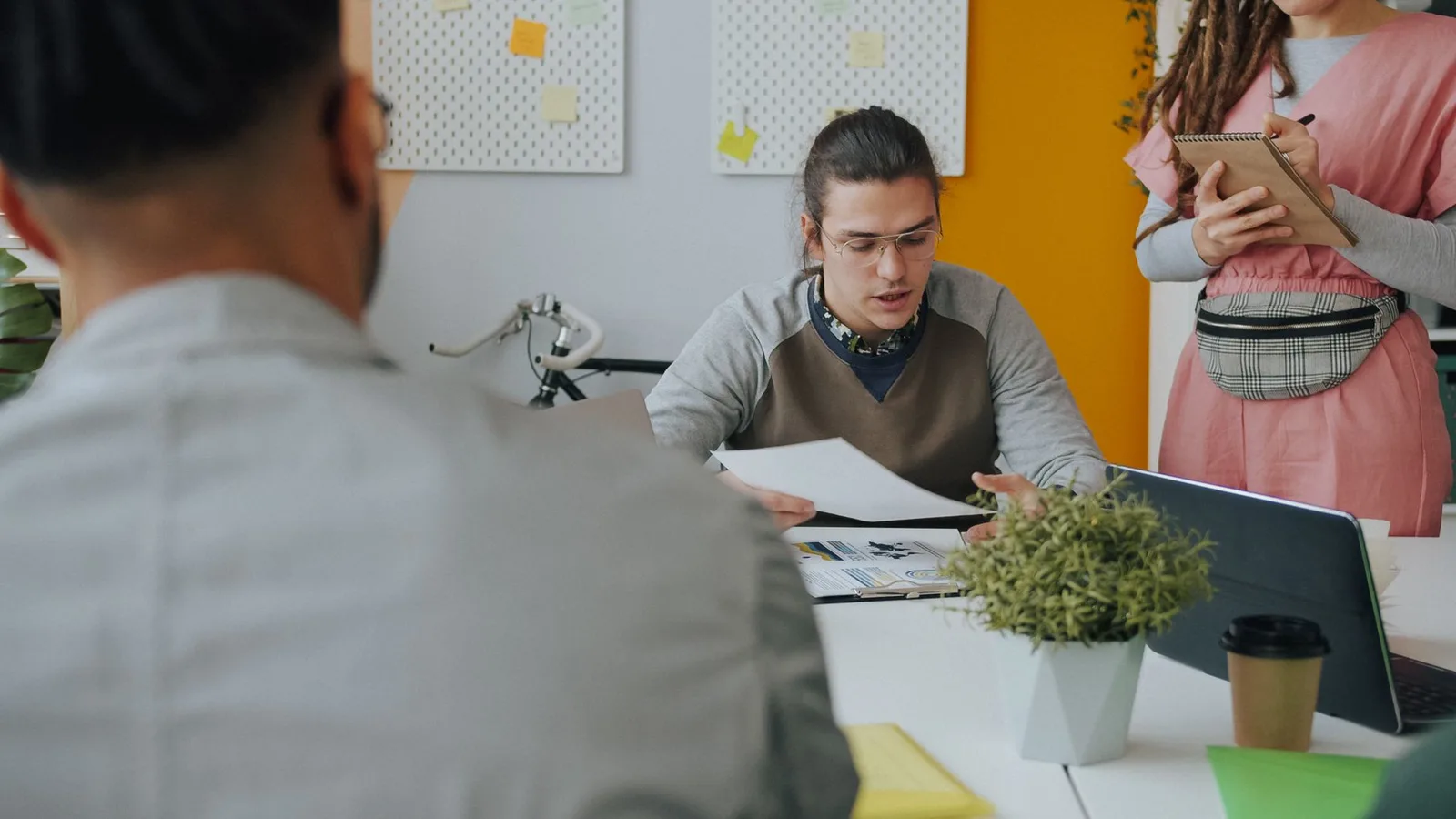 Equipo emprendedor desarrollando una startup tecnológica