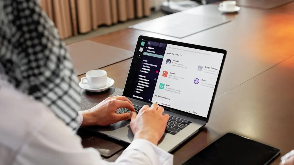 Demostración de software empresarial en portátil